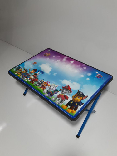 میز تحریر نشسته